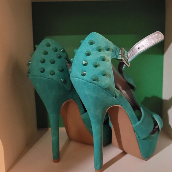 Deb Heels - Picture 4 of 9